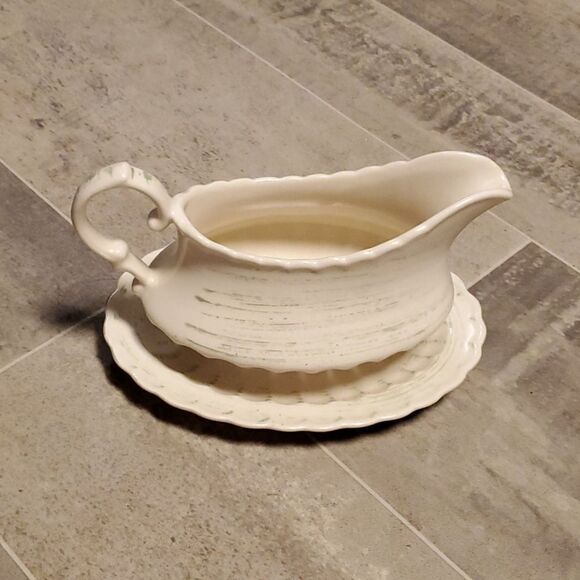 EUC Vintage Small Ivory Gravy Boat - Picture 2 of 6